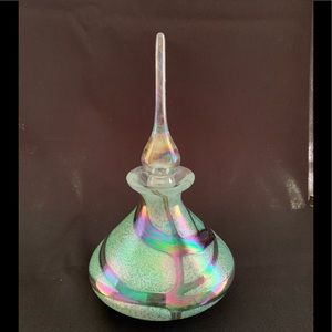Beautiful Perfume Bottle
Displayed Only
New Condition